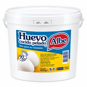 Cubo de huevos cocidos pelados